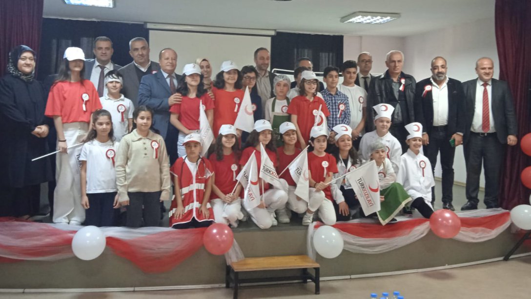 Talatpaşa Ortaokulu tarafından Kızılay Haftası programı düzenlendi.