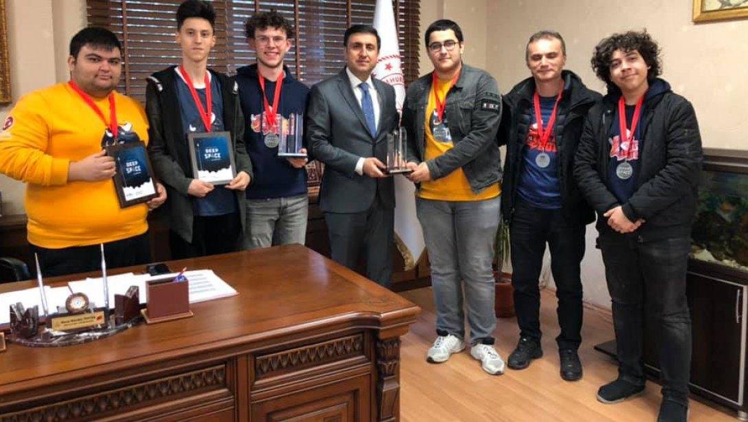 Şişli Mesleki ve Teknik Anadolu Lisesi öğrencileri First Robotic Competition Şampiyonların Şampiyonasına katılmaya hak kazanmışlardır. 